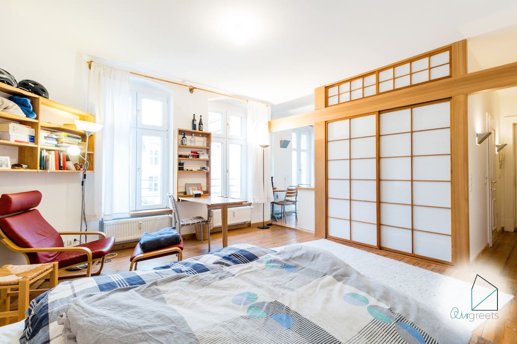 Thanks to the huge windows, the room is light-flooded and has a friendly atmosphere.