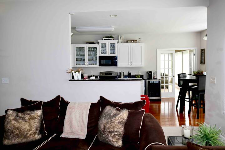 Gorgeous selfie space. Close to everything. gallery image 3