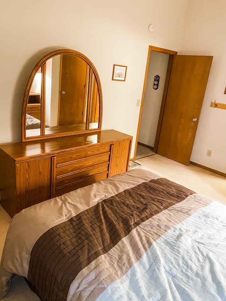 חדר שינה ראשי עם Ensuite