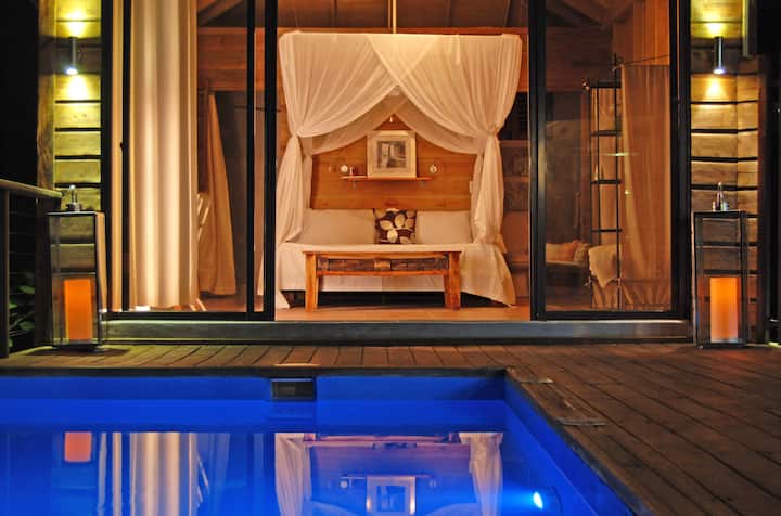 The Caribbean-style romantic suite by night