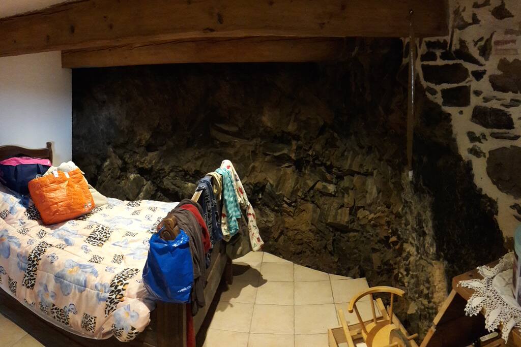 Chambre RDC nichée dans la roche