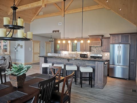Top Airbnb: Spectacular Waterfront 3 Bedroom Home! in Tay