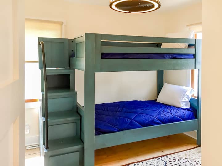 De derde slaapkamer biedt een speels maar gezellig toevluchtsoord met twee stapelbedden, een premium Sleep Master schuilbed, een afgesloten plafondventilator voor comfort, een 32-inch tv en een kast. 