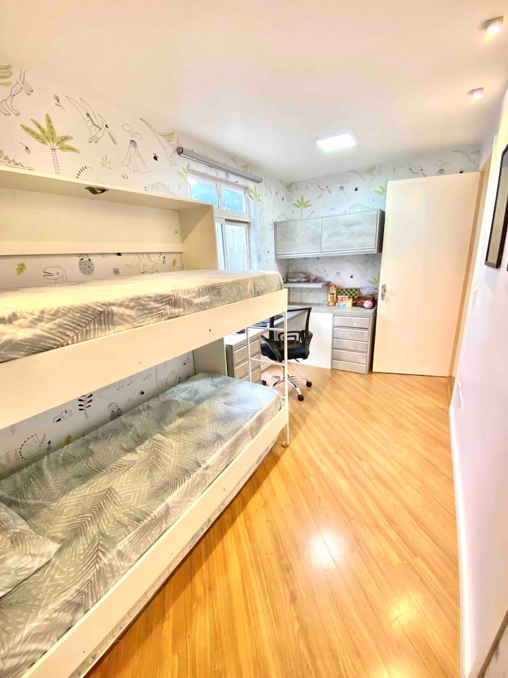 La habitación tiene un triliche, es decir, con capacidad para hasta 3 personas para dormir, además de un colchón adicional disponible, ¡perfecto para llevar a toda la familia!