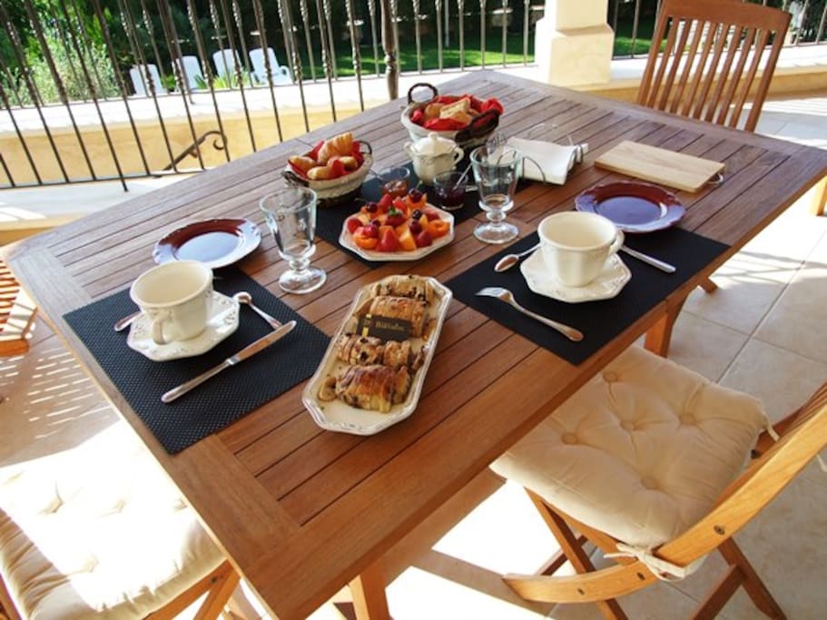 petit déjeuner sur la terrasse surplombant la piscine en été ou aux beaux jours