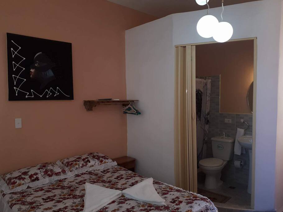 primera habitación con baño privado