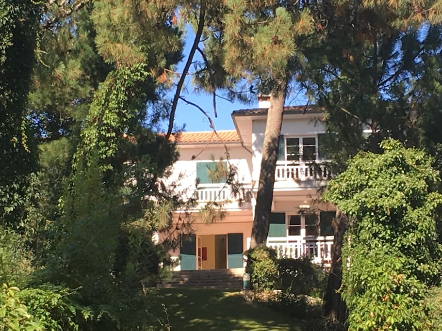 Vue de la Villa avec jardin commun