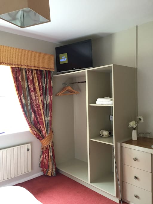 Cosy Double room en suite with TV and tea/coffee facilities