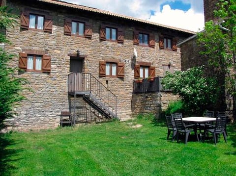 Casa con jardin en Ordesa. Casa Palacio (duplex).