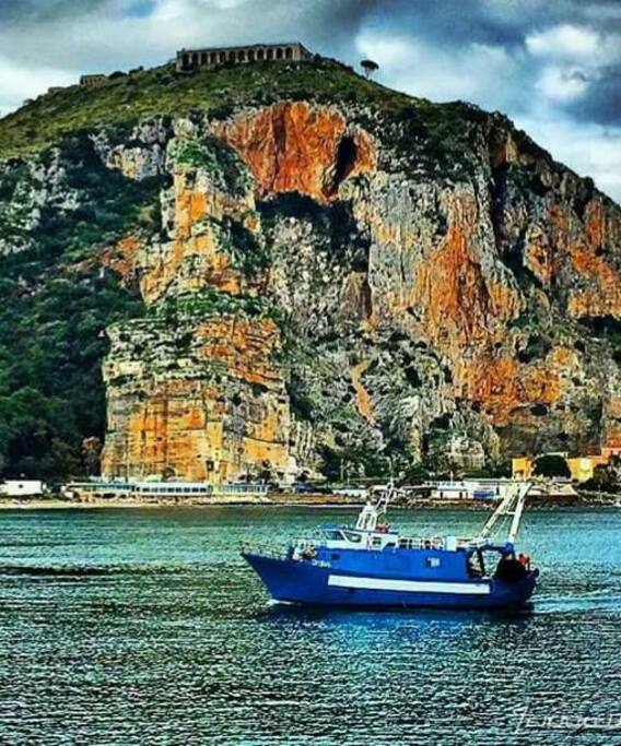 Rientro dalla pesca,il porto per gli imbarchi per l'isola di Ponza e Ventotene dista 300 mt