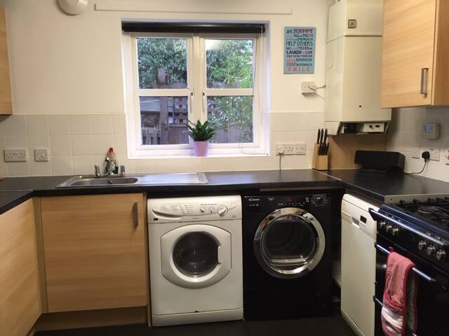 Near City Centre-32" SmartTV-Ground Floor