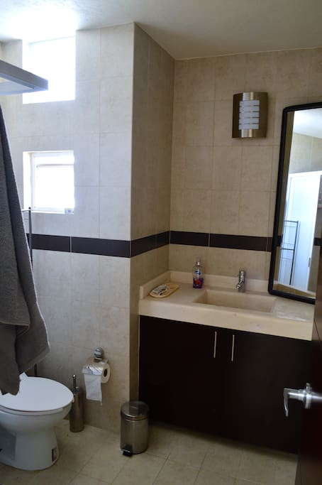 Baño completo: W.C + Regadera.