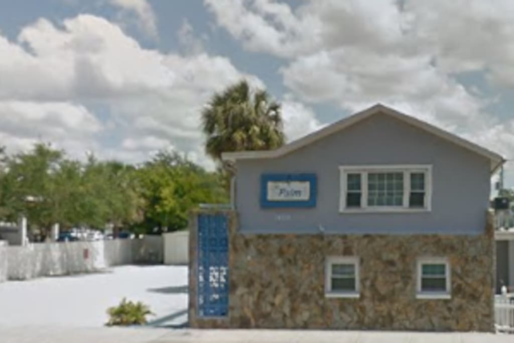 The Palms condominiums are located right on Gulf Blvd. Parking for 1 car per unit.