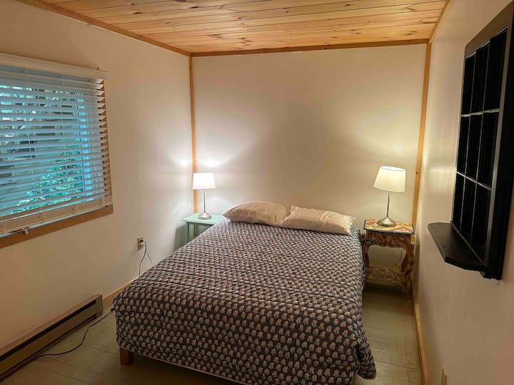 cama completa en el dormitorio en el primer nivel.