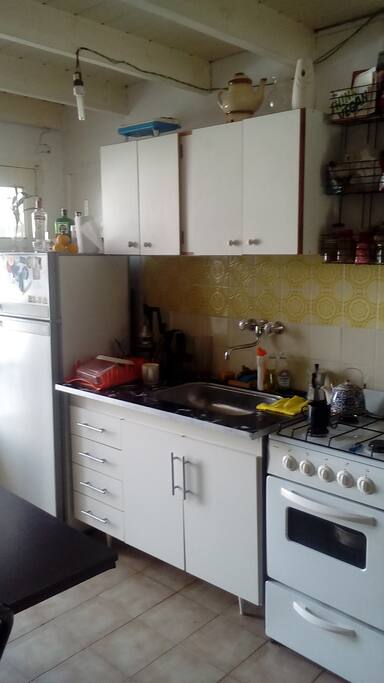 cocina, heladera con freezer.