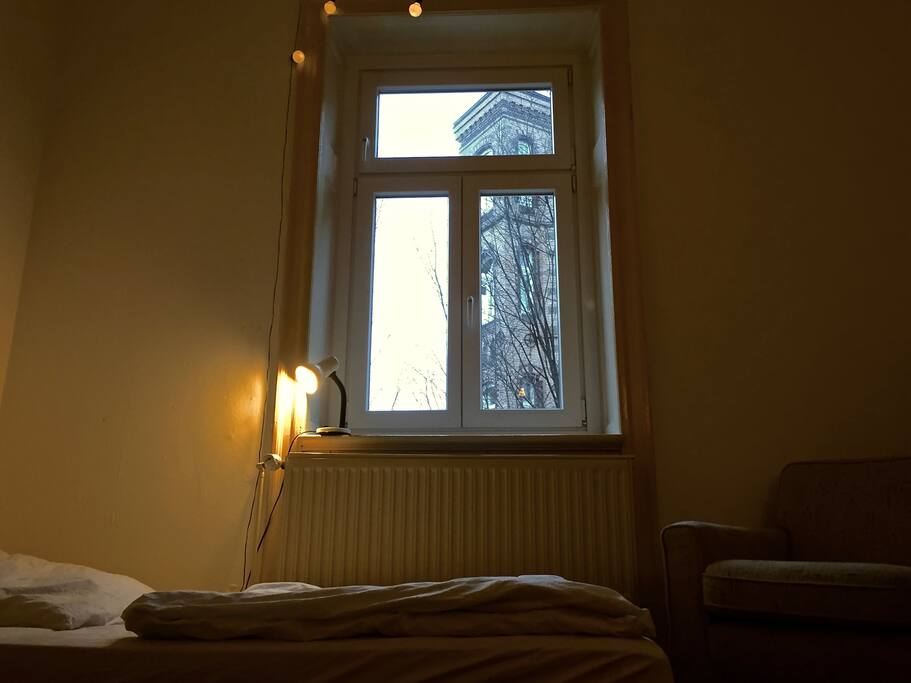 Bett und Couch in eurem Zimmer