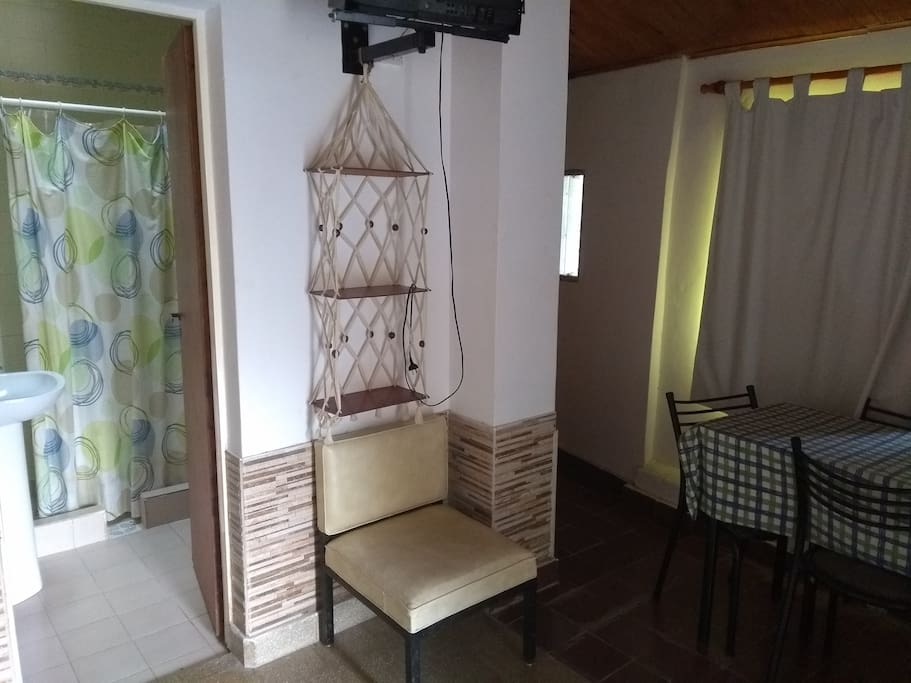 Mesa con 4 sillas, baño privado