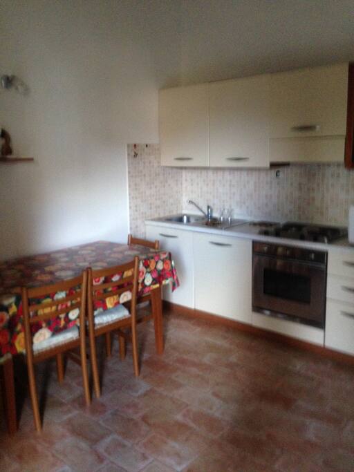 cucina con sala da pranzo divano letto matrimoniale