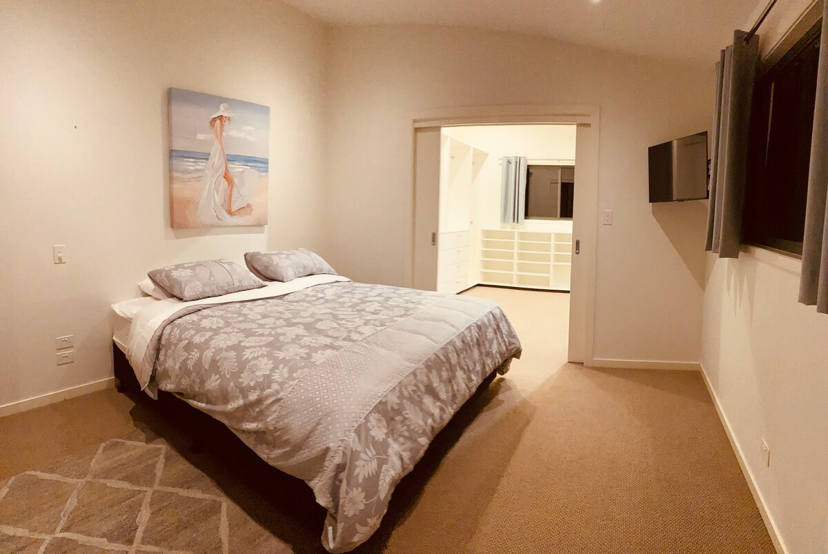 เตียงขนาดคิงไซส์ที่สะดวกสบายพร้อมเครื่องนอนเชอราตันสำหรับการนอนหลับที่ดีที่สุด 