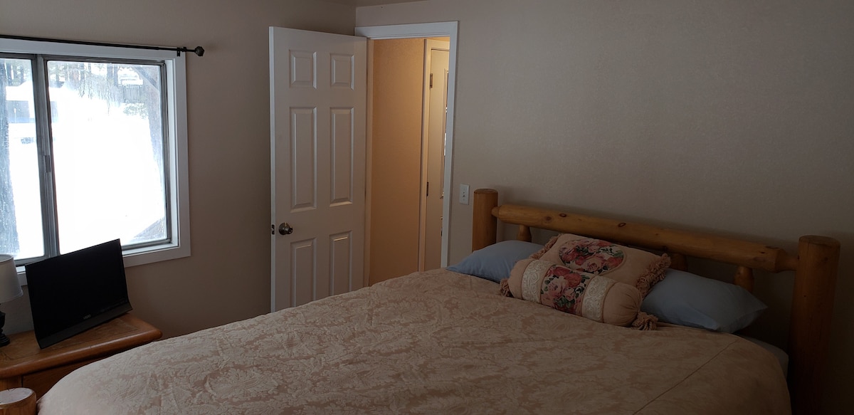 غرفة نوم 2 مرتبة حجم وسط وتلفزيون. 