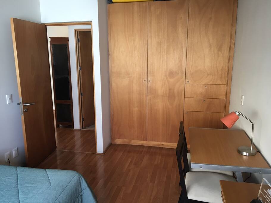 Escritorio y closet amplio