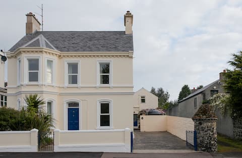 Spacious comfortable 5 bed family home by the sea