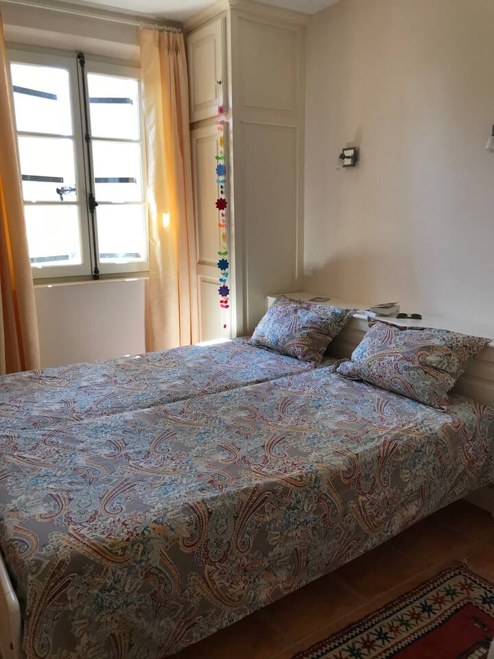 חדר שינה המורכב משתי מיטות בגודל 90 ס"מ