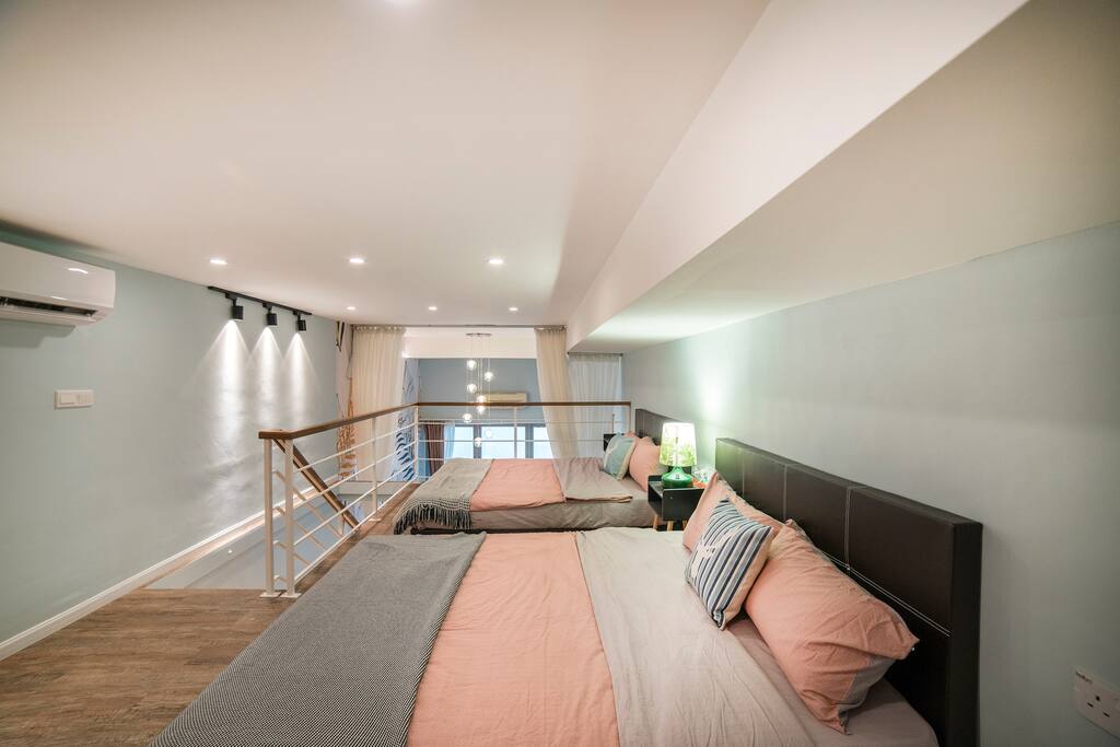Upper level with 2 queen size beds