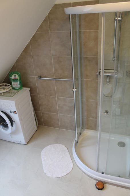 Dusche und Waschmaschine