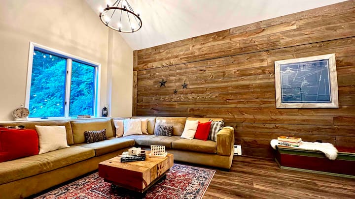 يمكن أن تنام الأريكة الكبيرة بشكل مريح لشخصين (وليس سحبًا).