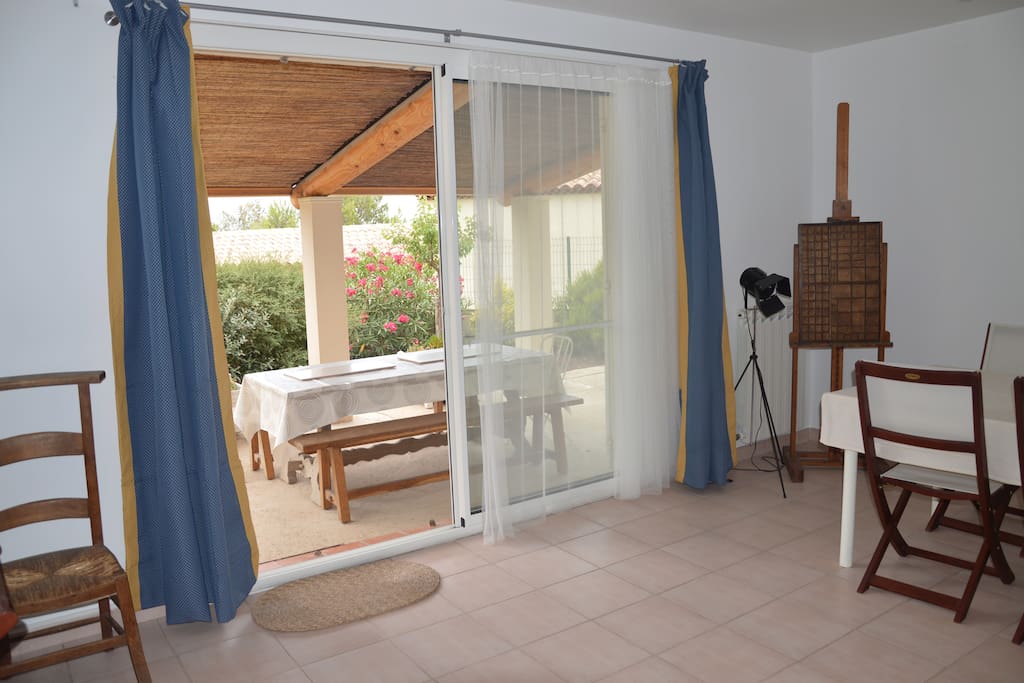Baie vitrée ouvrant sur la terrasse