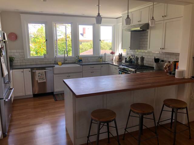 Spacious 4bd Victorian in Wallingford with Views gallery image 5