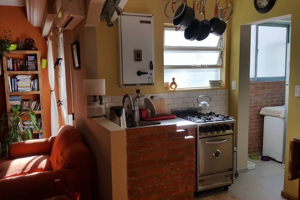 Cocina integrada crea un ambiente espaciosos y luminoso. Horno industrial, lavadero contiguo.
