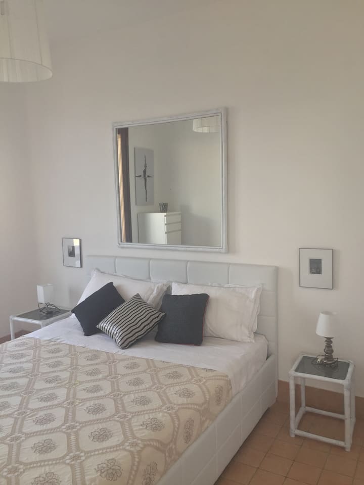 Бела спална соба