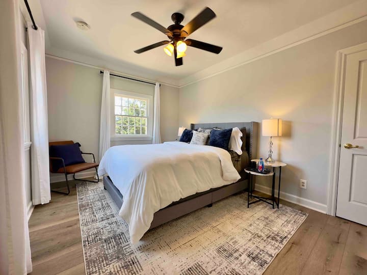 Dormitorio de invitados, cama tamaño queen con armario y cajonera 