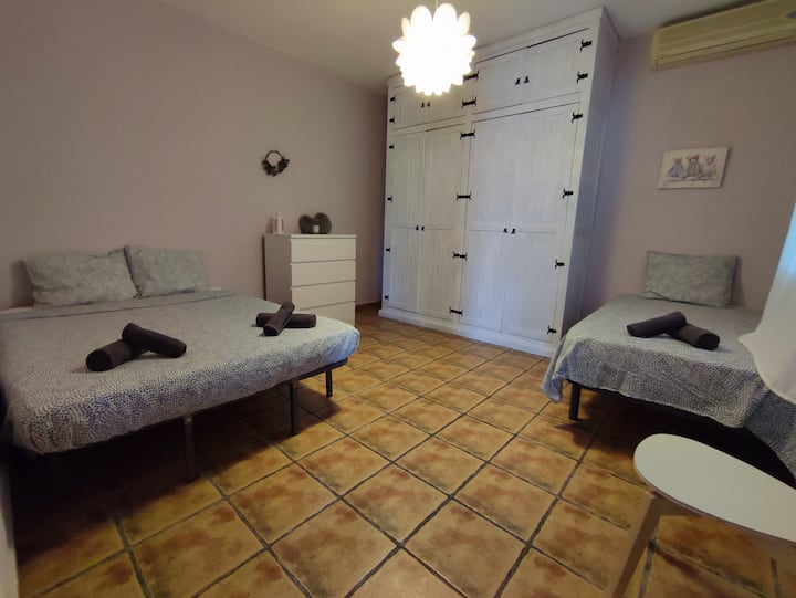 Стая 3 двойни легла, единично легло, голям гардероб,