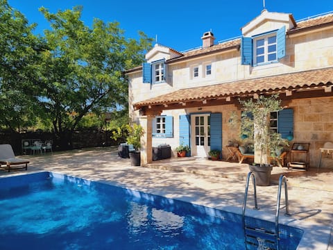 Popular Airbnb listing: Sea Villa in Općina Sveti Filip I Jakov
