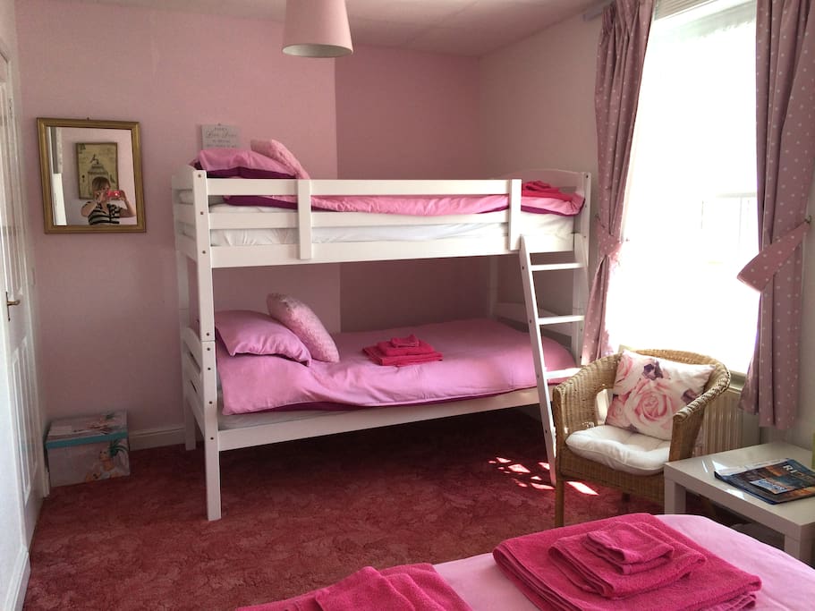 Room 5 - Family room, sea view, ensuite, 1 x double bed & 2 x single beds