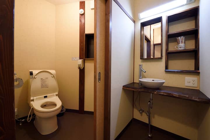 トイレと洗面所。ウォシュレットです。