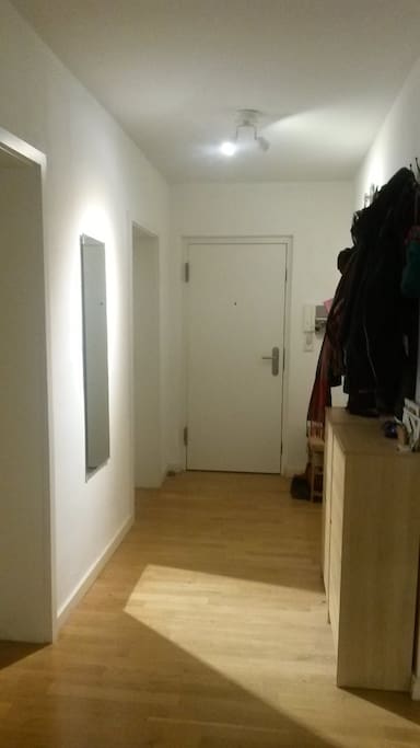 Flur mit Blick zum Ausgang (corridor view to exit)