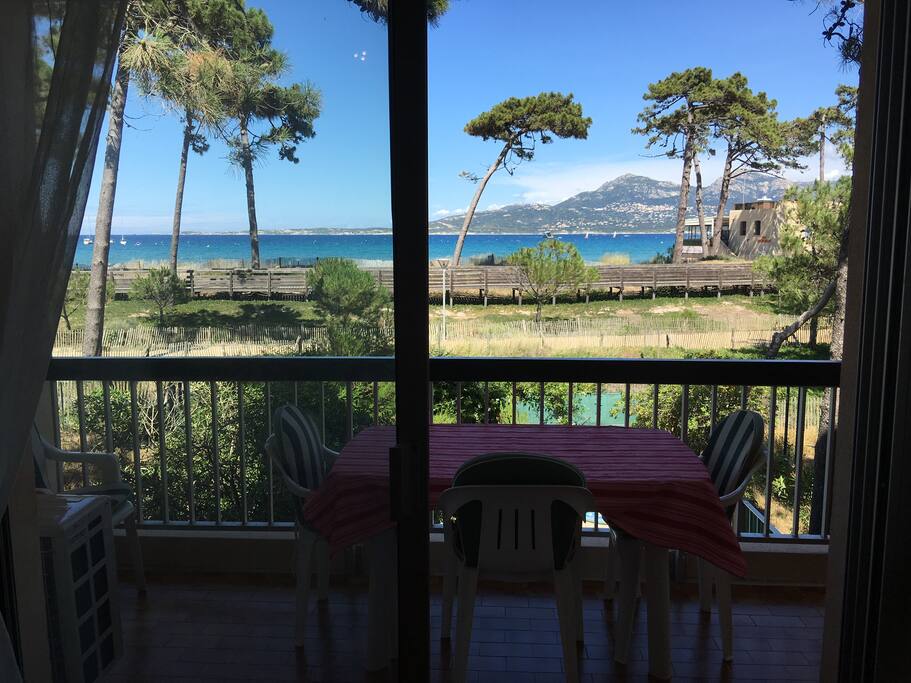Balcon avec table et chaises