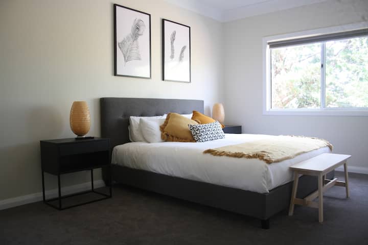 主卧非常宽敞。还有一张折叠双人沙发床，供额外房客在特殊安排后使用。套房和壁挂电视是其他功能。