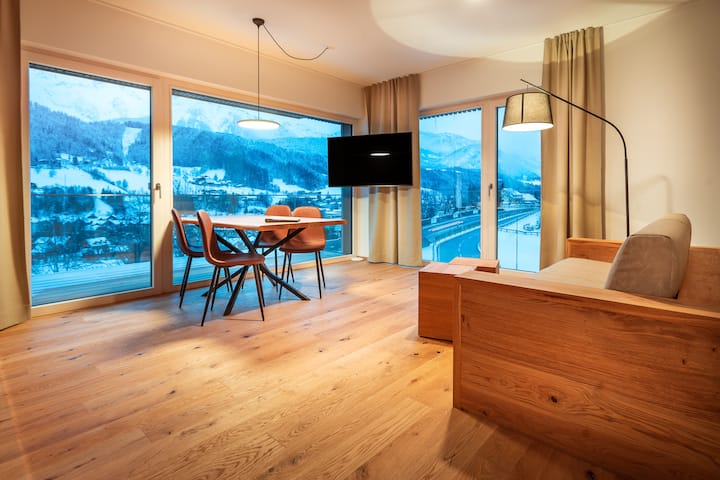 Amplia sala de estar con vistas