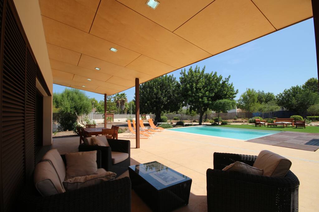 Modern Holiday house for 6 adults plus babies with 3 double bedroom, 3 bathroom, AC, private pool and free internet.