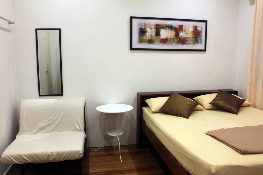 Bedroom 2 (a queen bed + sofa bed)