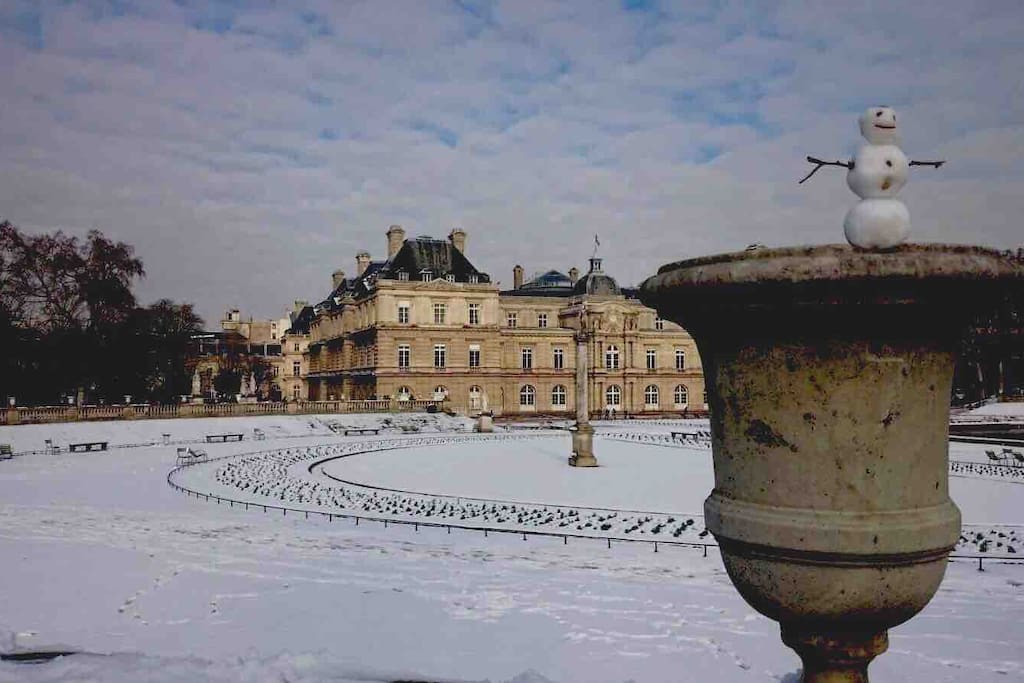 2 mn walking from the famous jardin de Luxembourg with the Senat and the delicious pâtisserie from Angelina