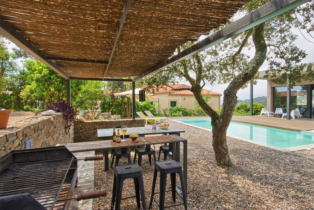 Covered barbacue area