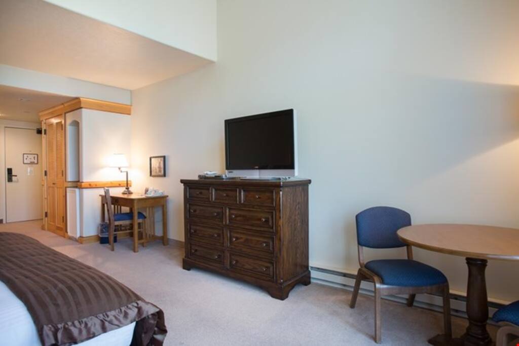Sink into the comfortable sofa and watch a movie on the flatscreen TV.