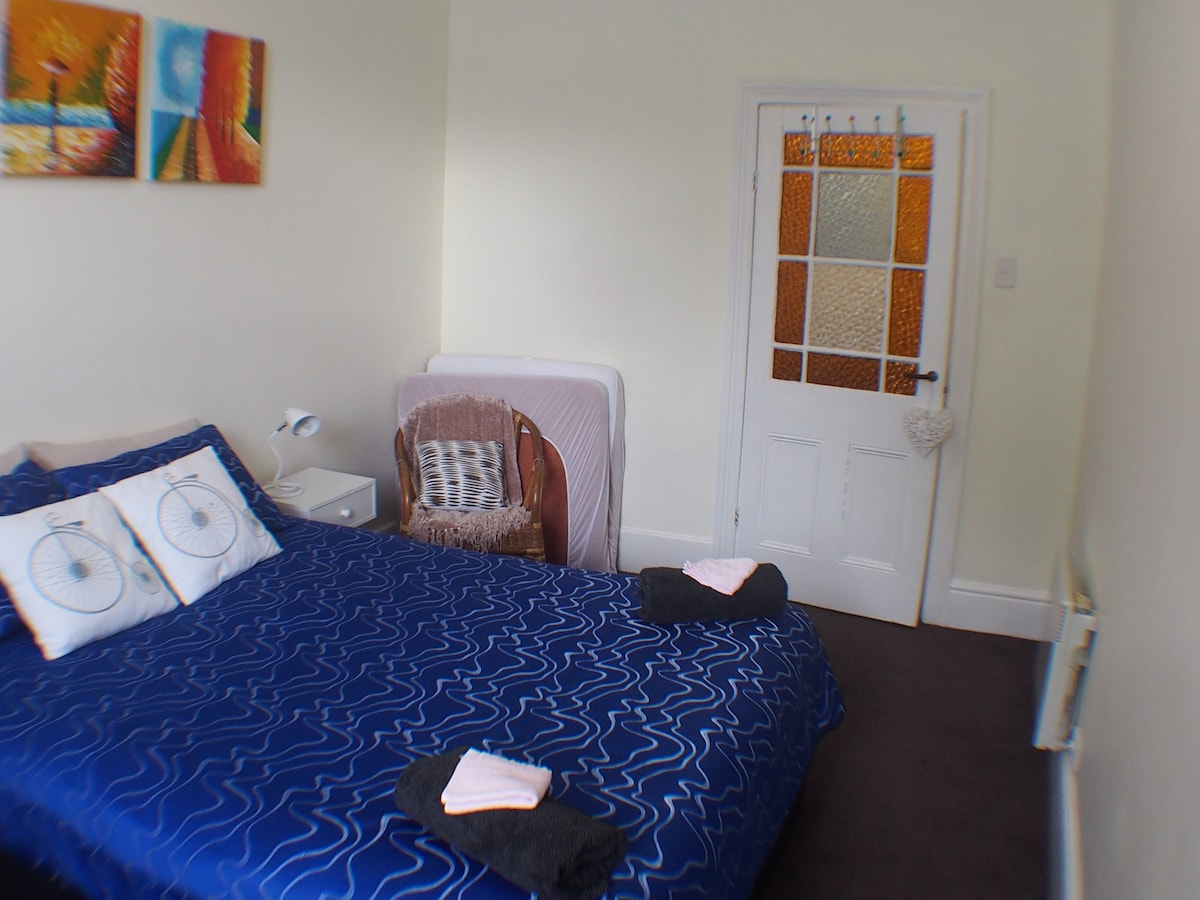 Schlafzimmer 2
verfügt über ein eigenes Bad