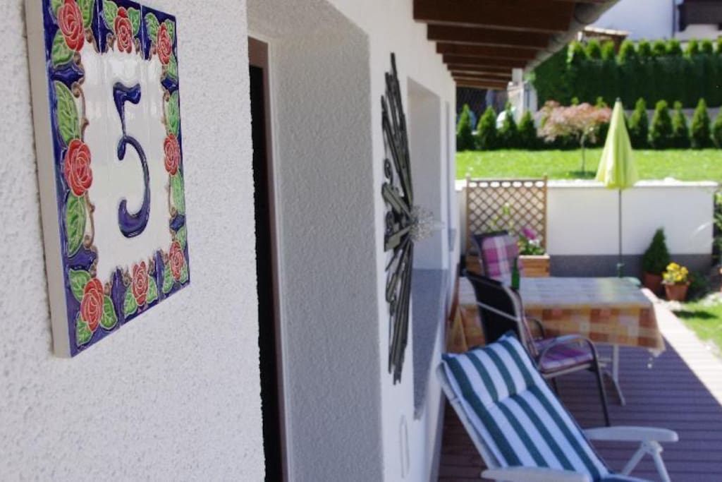 Terrasse mit Gartemobiliar